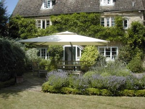 Poggesi cantilever parasol in English garden